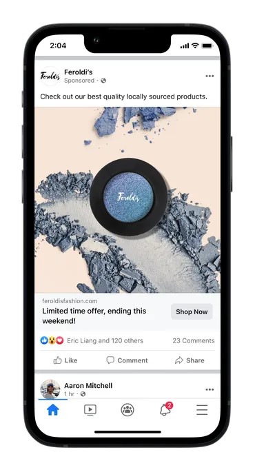Quảng cáo bảng feed trên Facebook được minh họa trên điện thoại di động