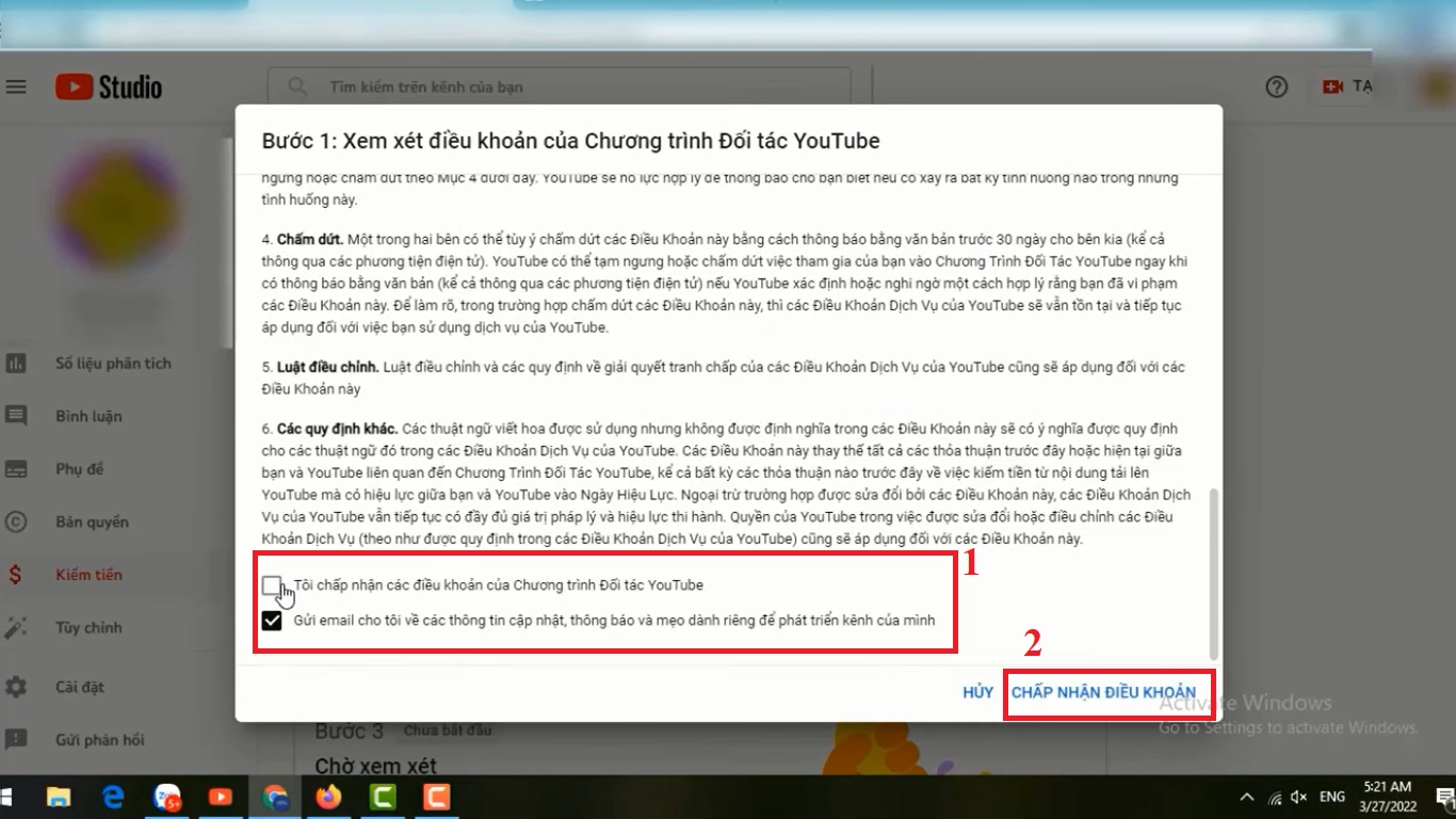 Bấm “Tôi chấp nhận các điều khoản của Chương trình Đối tác YouTube” và chọn “Chấp nhận điều khoản”.