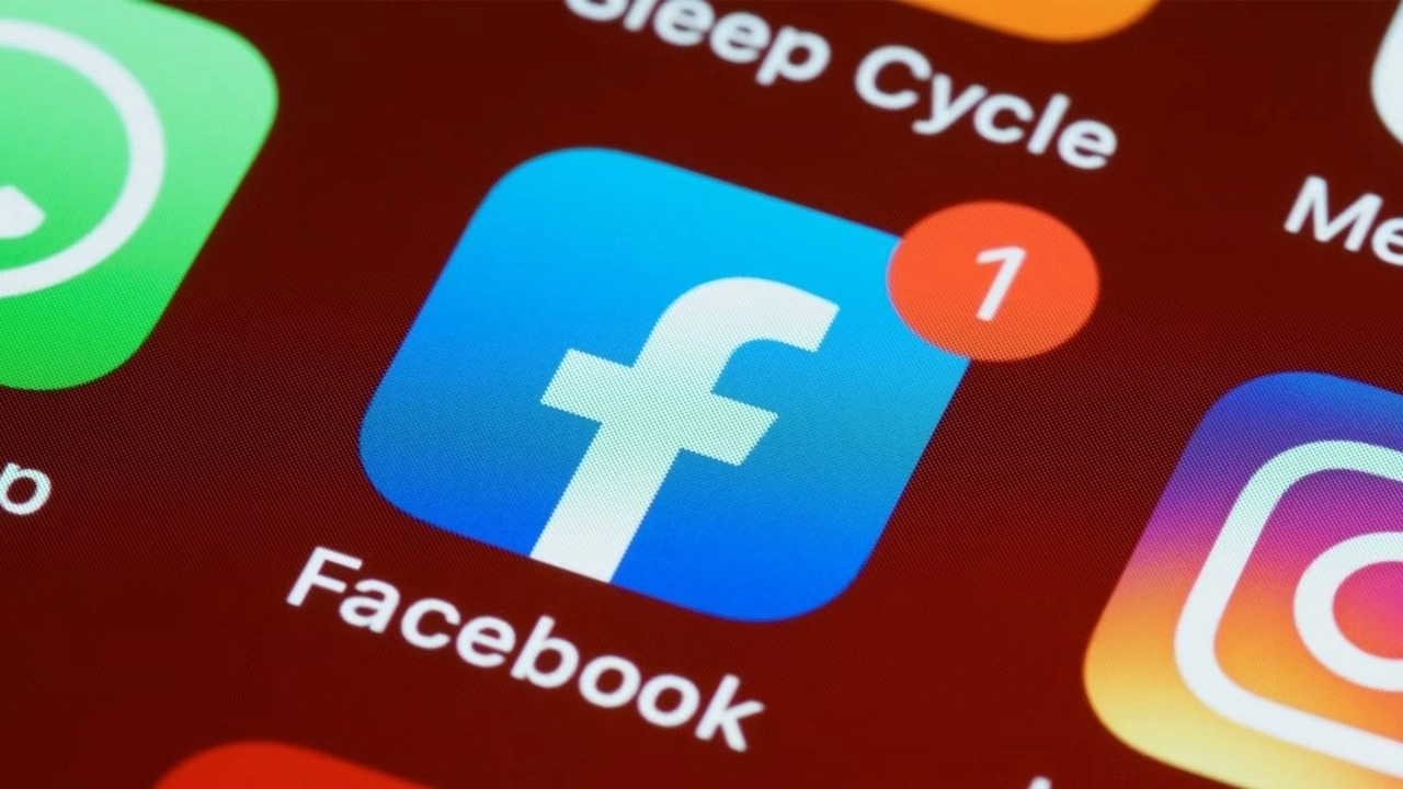 Các nguyên do vi phạm nguyên tắc cộng đồng Facebook thường gặp là sử dụng từ ngữ/hình ảnh không phù hợp tiêu chuẩn, nội dung khỏa thân/tình dục, spam, đưa ra các thông tin sai lệch, vi phạm quyền sở hữu trí tuệ..