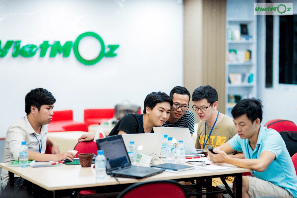 Đội ngũ chuyên gia tại VietMoz tận tâm đồng hành cùng học viên và doanh nghiệp trong các dự án thực chiến về SEO, Google Ads và Digital Marketing.