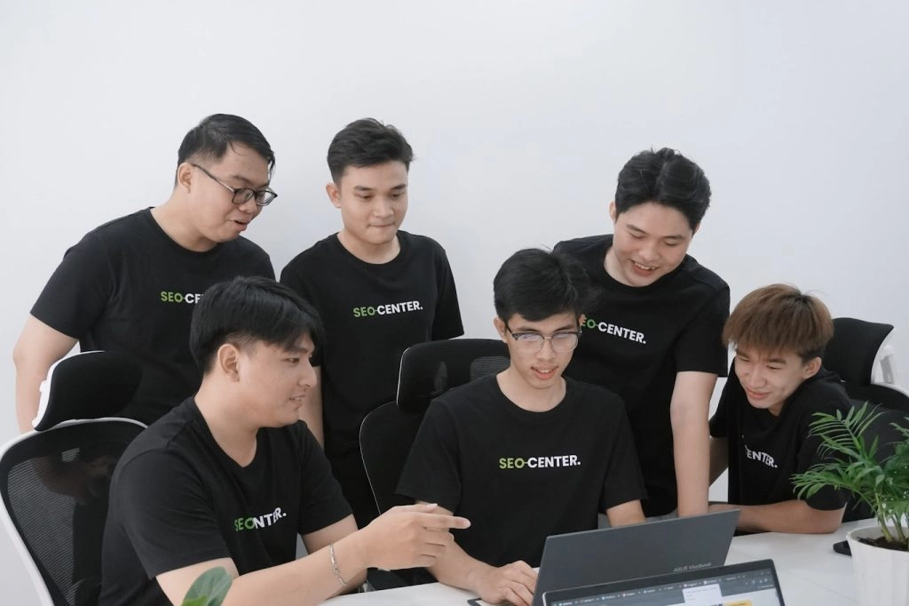 Đội ngũ chuyên môn tại SEO Center sẵn sàng đồng hành cùng các doanh nghiệp tăng trưởng bền vững