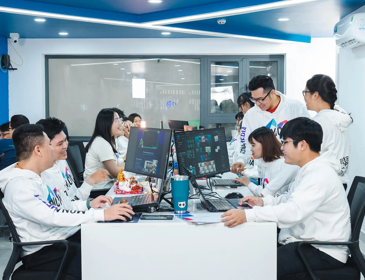 Đội ngũ kỹ sư Mona Media nghiên cứu và tích hợp các giải pháp AI Chatbot, trợ lý AI vào website và phần mềm quản lý.
